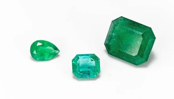 Emerald Drágakövek Fehér Háttér — Stock Fotó
