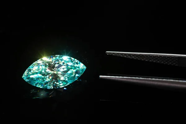 Luxe Diamant Met Pincet Zwarte Achtergrond — Stockfoto