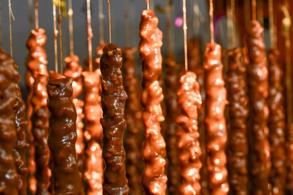 Arka planda geleneksel renkli kilise kilisesi, kapatın.