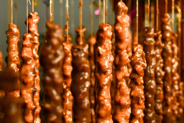 Arka planda geleneksel renkli kilise kilisesi, kapatın.