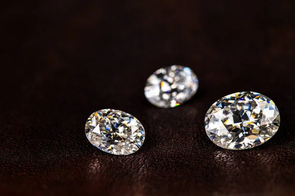 Güzel, lüks elmaslar arka planda, yakın plan