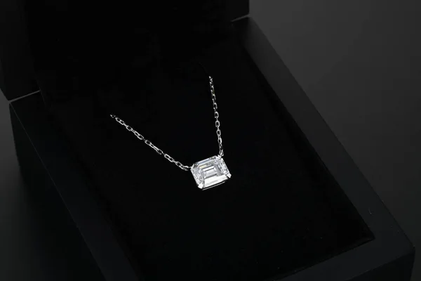 Colar Pingente Diamante Ouro Branco — Fotografia de Stock