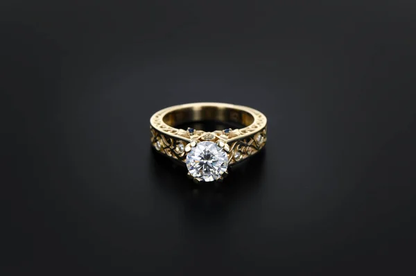 Χρυσό Δαχτυλίδι Γάμου Απομονωμένο Μαύρο Φόντο — Φωτογραφία Αρχείου