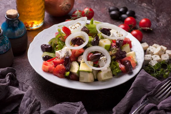 Salat Mit Feta Käse Tomaten Zwiebeln Gurken Und Oliven — Stockfoto