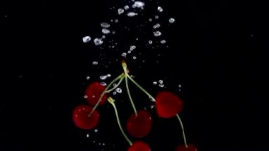 Suya düşen taze kirazlar