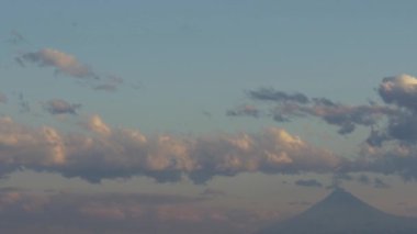 Bulutlar dağ saatinde hareket eder