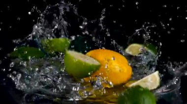 Taze limon ve limon yakın plan siyah zemin üzerinde süzülen su 