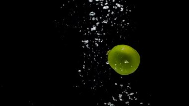 Siyah arkaplanda taze yeşil limon