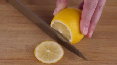 Lime 'ı doğrama tahtasından kesmek