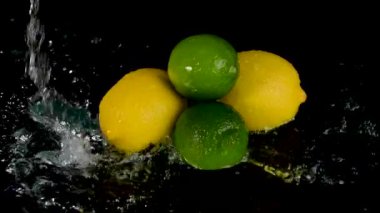 Taze limon ve limon yakın plan siyah zemin üzerinde süzülen su 