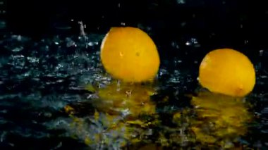 Siyah zemin üzerinde suyla süzülen taze limonlara yakın çekim 