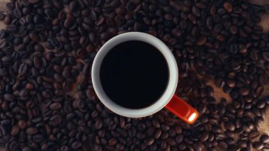 Kahve bardağına düşen damlaların yakın çekimi.