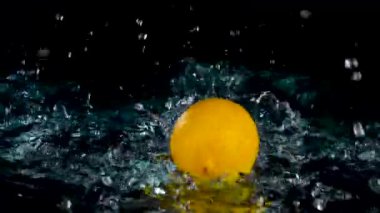 Taze limon ve limon yakın plan siyah zemin üzerinde süzülen su 