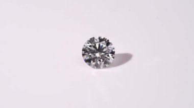 Beyaz arkaplanda elmasların yakın plan görüntüsü