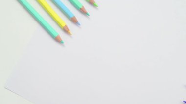 Beyaz arkaplanda renkli kalemler