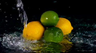 Taze limon ve limon yakın plan siyah zemin üzerinde süzülen su 