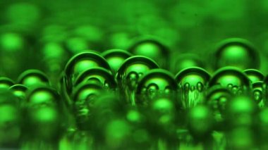 Baloncukların Doğum ve Kayboluşu, Yeşil Arkaplan