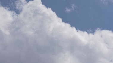 Güzel mavi gökyüzü hareket eden bulutlarla