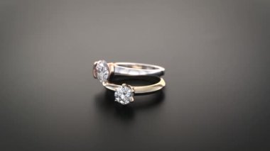 Siyah arkaplanda nişan yüzüğü