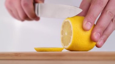 Lime 'ı doğrama tahtasından kesmek