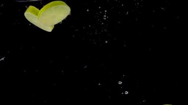 Dilimlenmiş kireç suya düşüyor.