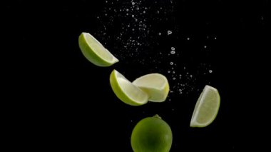 Siyah arkaplanda taze yeşil limon