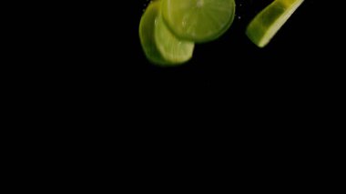 Siyah arkaplanda taze yeşil limon