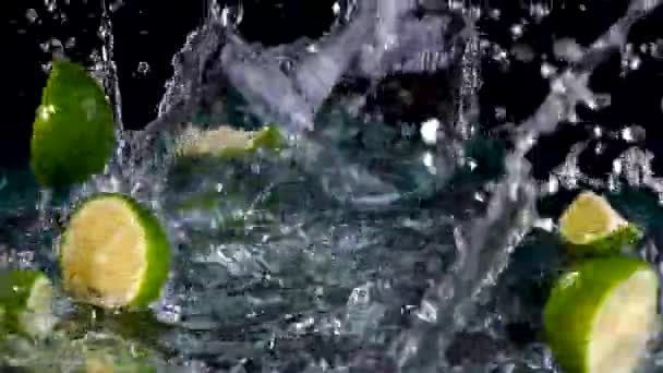 Primer Plano Limas Frescas Salpicando Por Agua Sobre Fondo Negro — Vídeo de stock