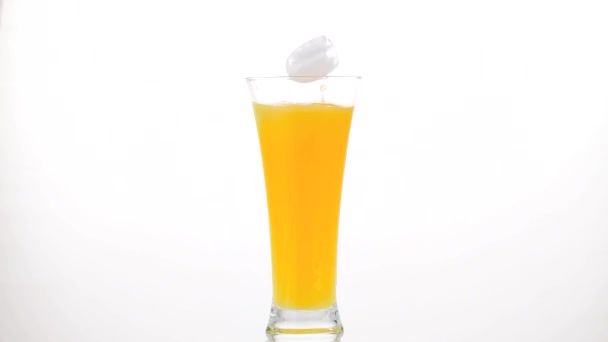 Ποτήρι Χυμού Πορτοκαλιού Πάγο Απομονωμένο Λευκό Φόντο — Αρχείο Βίντεο
