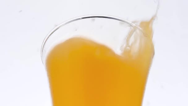 Copo Suco Laranja Com Gelo Isolado Fundo Branco — Vídeo de Stock