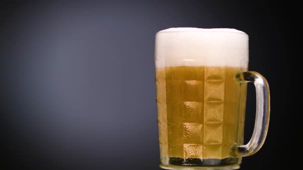 Vaso Cerveza Con Espuma Sobre Fondo Oscuro — Vídeos de Stock