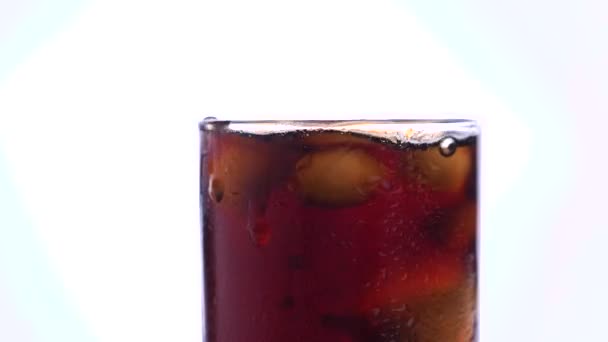 Glas Cola Met Ijsblokjes Witte Ondergrond — Stockvideo