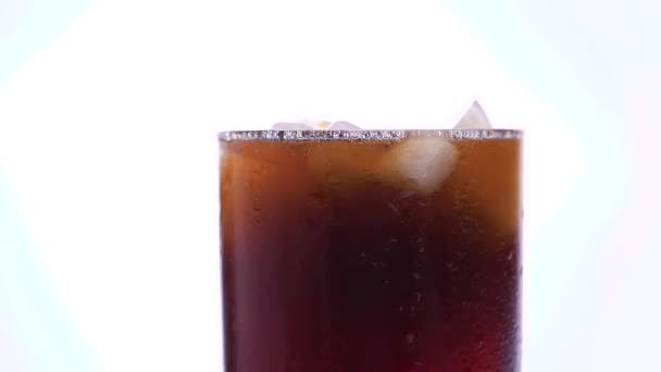 Copa Cola Con Cubitos Hielo Sobre Fondo Blanco — Vídeos de Stock