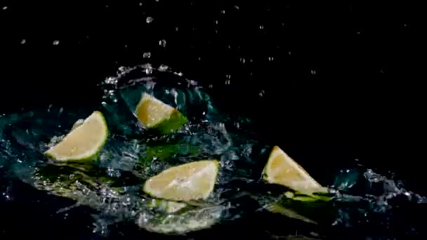 Крупним Планом Свіжі Межі Бризкають Водою Чорному Фоні — стокове відео