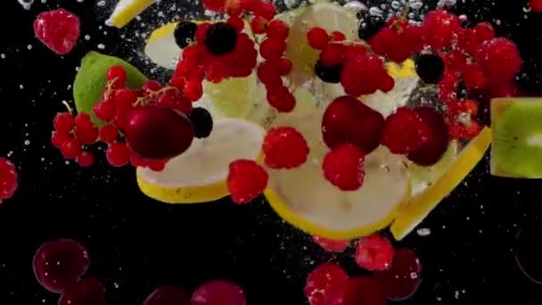 Fruits Frais Juteux Dans Eau — Video