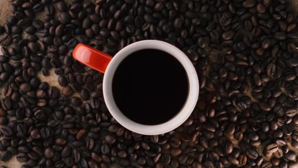 在一杯咖啡中滴落的特写 — 图库视频影像