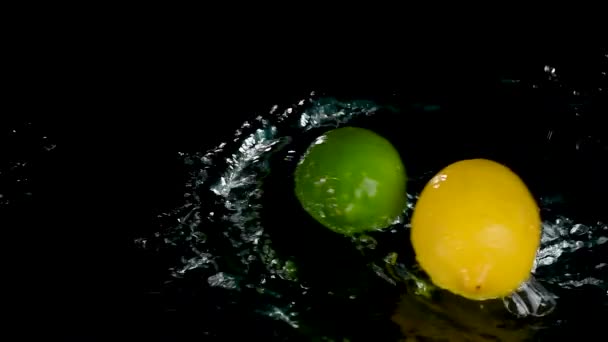 Nahaufnahme Von Frischen Zitronen Und Limetten Die Wasser Auf Schwarzem — Stockvideo
