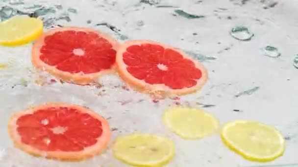Крупним Планом Свіжі Лимони Грейпфрут Бризкає Водою Білому Тлі — стокове відео