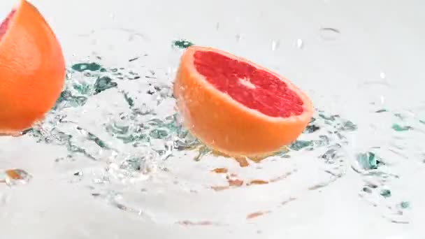 Нарізаний Грейпфрут Падає Воду — стокове відео
