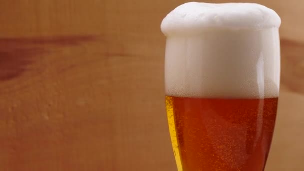 Vidro Cerveja Com Espuma Fundo Escuro — Vídeo de Stock
