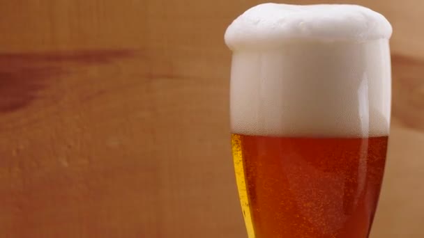 Bicchiere Birra Con Schiuma Sfondo Scuro — Video Stock