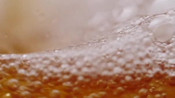 暗い背景に泡のビールグラス — ストック動画