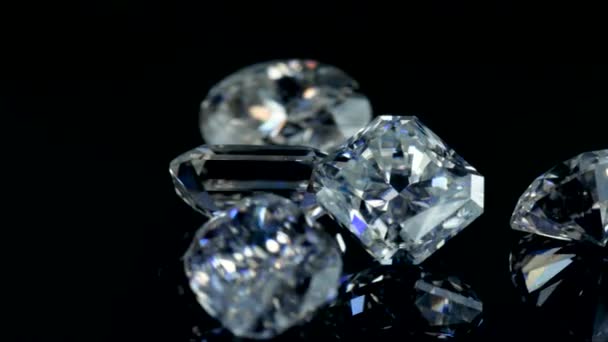 Close Diamantes Sobre Fundo Preto — Vídeo de Stock