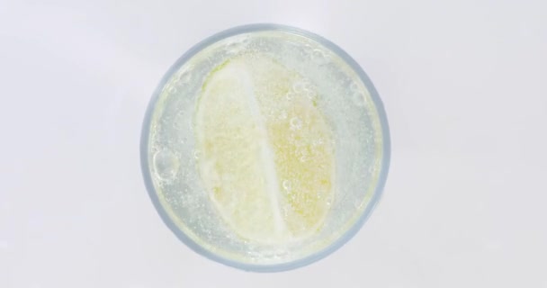 Limon Dilimi Suyla Bardağa Düşüyor — Stok video