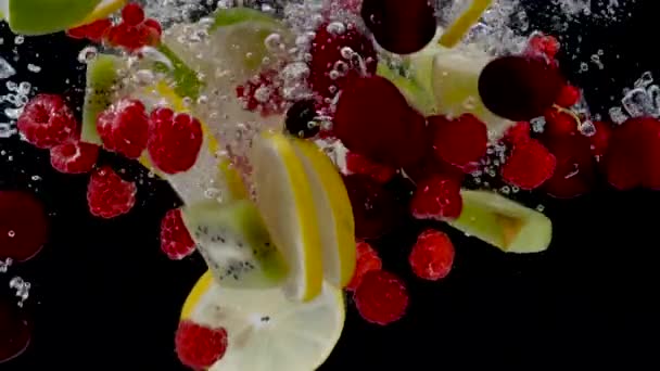 Fruits Frais Juteux Dans Eau — Video