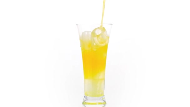 Orangensaftglas Mit Eis Isoliert Auf Weißem Hintergrund — Stockvideo