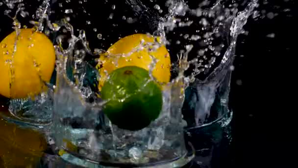 Close Van Verse Citroenen Limoenen Spatten Door Water Zwarte Achtergrond — Stockvideo