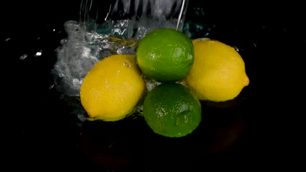 Primer Plano Limones Frescos Limas Salpicando Por Agua Sobre Fondo — Vídeo de stock