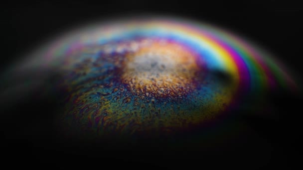 Superficie Del Sapone Liquido Cambia Colori Arcobaleno — Video Stock