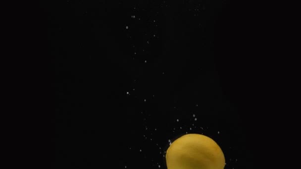 柠檬在水中坠落缓慢运动 — 图库视频影像